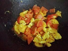 倒入鸡蛋继续翻炒