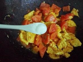 加入半匙盐调味，起锅