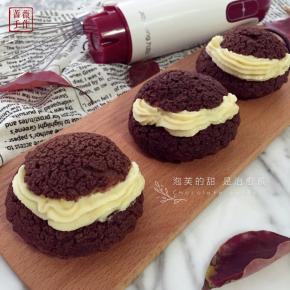 烤好的泡芙晾到温热的时候挤入卡仕达酱