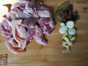 鸭掌翅斩块，姜切片，蒜剥皮拍一下，香料洗干净备用