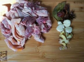 鸭掌翅斩块，姜切片，蒜剥皮拍一下，香料洗干净备用