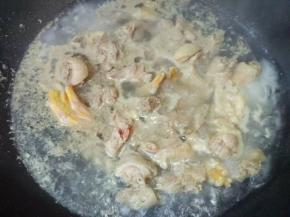 鸭肉冷水下锅煮去血沫，捞起洗干净