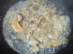 鸭肉冷水下锅煮去血沫，捞起洗干净