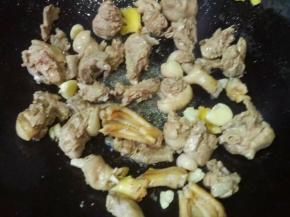 倒入鸭肉煸干水份