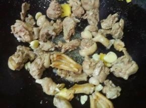 倒入鸭肉煸干水份