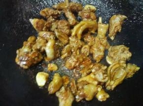 加入一匙盐，一勺蚝油，酱油翻炒均匀