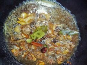 倒入啤酒，放入香料，我刚好一瓶没过鸭肉了，不够可以加点清水，大火煮开转中小火煮40分钟左右