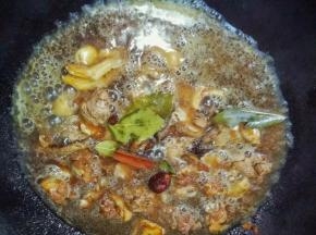 倒入啤酒，放入香料，我刚好一瓶没过鸭肉了，不够可以加点清水，大火煮开转中小火煮40分钟左右