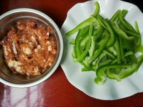 肉丝加入一勺蚝油，酱油，淀粉，油腌制，灯笼椒切丝