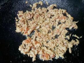 热锅凉油，倒入肉丝翻炒至变色