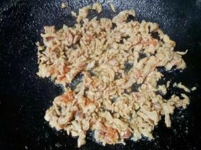 热锅凉油，倒入肉丝翻炒至变色