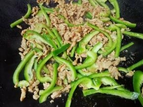 倒入灯笼椒继续翻炒