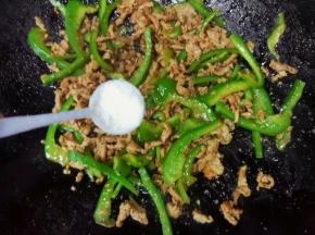 加入半匙盐调味，翻炒均匀起锅