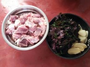 鸭肉泡去血水，紫苏，姜蒜切好备用