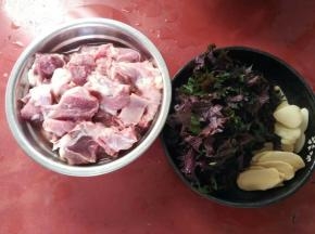 鸭肉泡去血水，紫苏，姜蒜切好备用