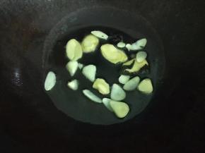 热锅下油，倒入姜蒜爆香~