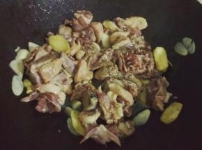 倒入鸭肉翻炒