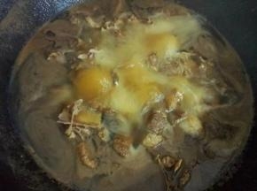 加入盐，糖，酱油，料酒，蚝油翻炒均匀，加入没过鸭肉的开水，大火煮开，转中小火闷30分钟