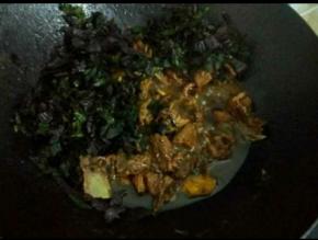 汤汁差不多干的时候倒入紫苏，再焖5分钟就可以起锅了