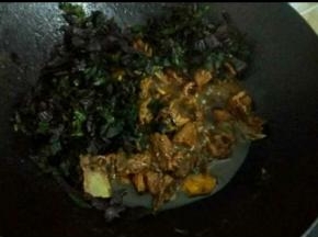 汤汁差不多干的时候倒入紫苏，再焖5分钟就可以起锅了