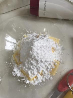 将黄油室温软化，加入糖粉和盐