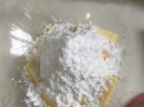 将黄油室温软化，加入糖粉和盐