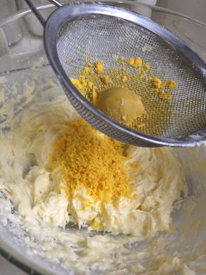 加入过筛蛋黄