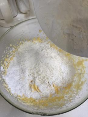 加入混合面粉，拌匀