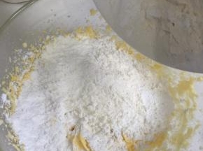 加入混合面粉，拌匀