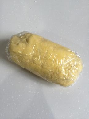 将面团揉匀后用保鲜膜包裹好，放入冰箱冷藏1小时