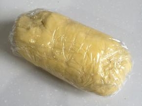 将面团揉匀后用保鲜膜包裹好，放入冰箱冷藏1小时