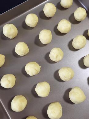 将面团取出分成约20G一份，搓圆