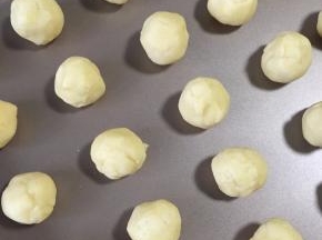 将面团取出分成约20G一份，搓圆