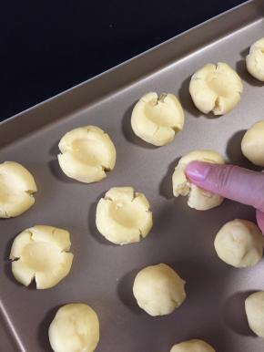 然用拇指略微用力按压下去