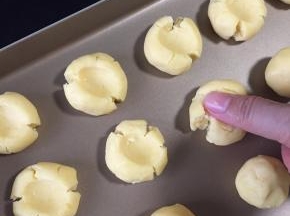 然用拇指略微用力按压下去