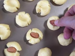 也可以放上大杏仁再往下按