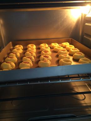 烤箱预热180度，中层上下火烤20分钟