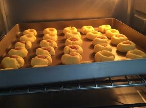 烤箱预热180度，中层上下火烤20分钟