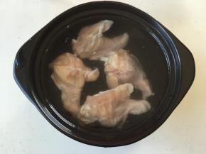 鸡翅根放冷水中浸泡解冻；