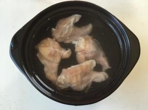 鸡翅根放冷水中浸泡解冻；