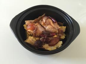 放入腌制好的鸡翅根和腌料以及所有香料；