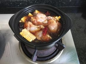加入适量水，尽量没过食材；