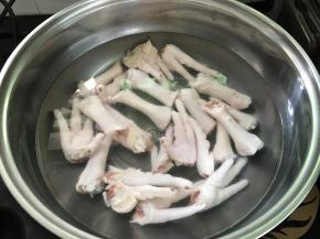 鸡爪洗净切成2段后焯水。