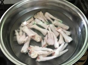 鸡爪洗净切成2段后焯水。