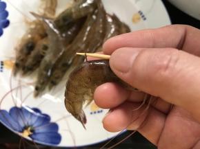 虾去掉虾线。