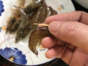 虾去掉虾线。