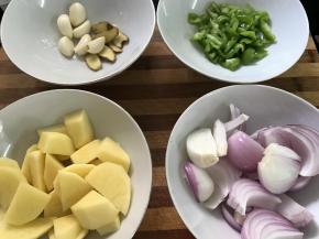 土豆、洋葱、青椒分别切块，姜蒜准备好。