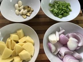 土豆、洋葱、青椒分别切块，姜蒜准备好。