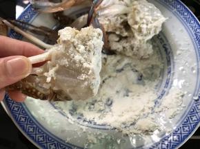 先把洗净的蟹切成2块后沾面粉。