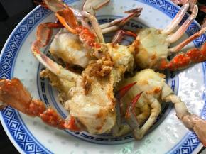 起油锅把蟹炸至两面金黄色待用。